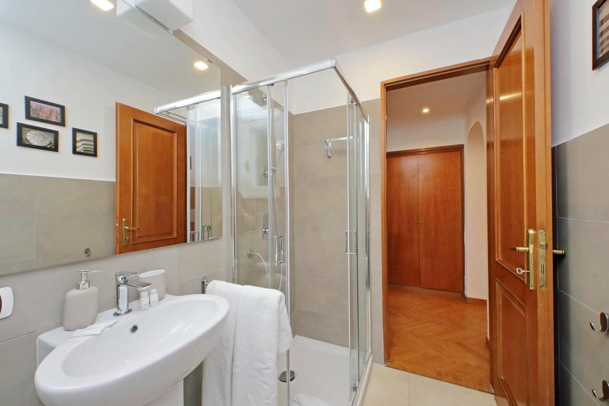 Ych-comfortable 2 Bedrooms Flat Near Colosseum Appartement Rome
